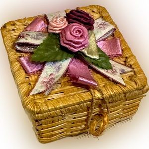 VTG ‘91 RARE AVON ROSE RIBBON EARRINGS FANCIFUL FLORAL WICKER BOX VALENTINE GIFT